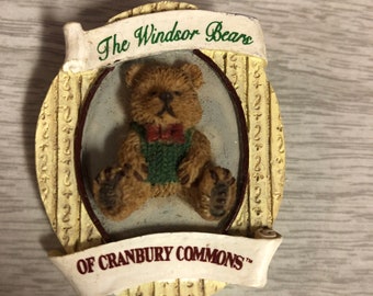 1996 Windsor Bear Cranberry Commons Pin Papel Gift Wear