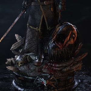 Puede incluir: Una figura de fantas&iacute;a detallada que muestra a un guerrero con cota de malla y armadura de cuero sobre una base con una cabeza de grifo cortada, un casco con cuernos y un medall&oacute;n de lobo. La figura sostiene una espada con borde rojo brillante.