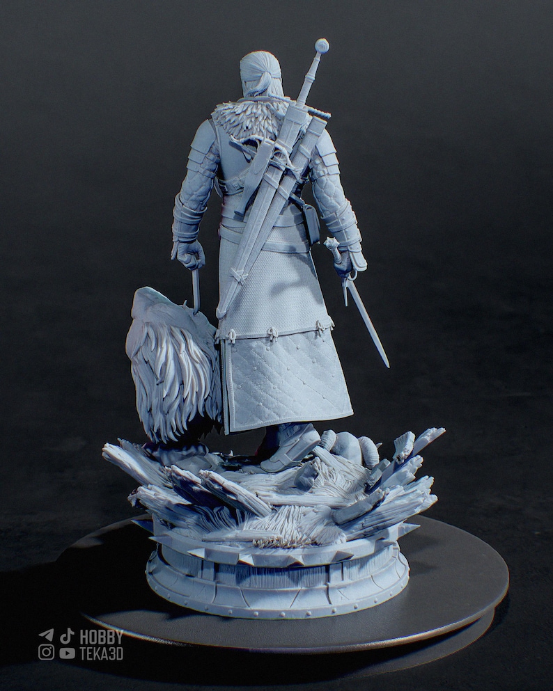 Puede incluir: Una figura impresa en 3D de color azul claro de un guerrero de pie sobre una base texturizada con una gran cabeza de lobo. La figura lleva un abrigo largo con cuello de piel, una espada en la espalda y una daga en la mano izquierda. Texto HOBBY TEKA3D.