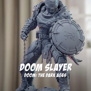 Puede incluir: Figura gris de Doom Slayer de Doom: The Dark Ages, sosteniendo un escudo y una cadena. La figura es muy detallada, con armadura con púas y un casco. El texto "DOOM SLAYER" y "DOOM: THE DARK AGES" se muestra.