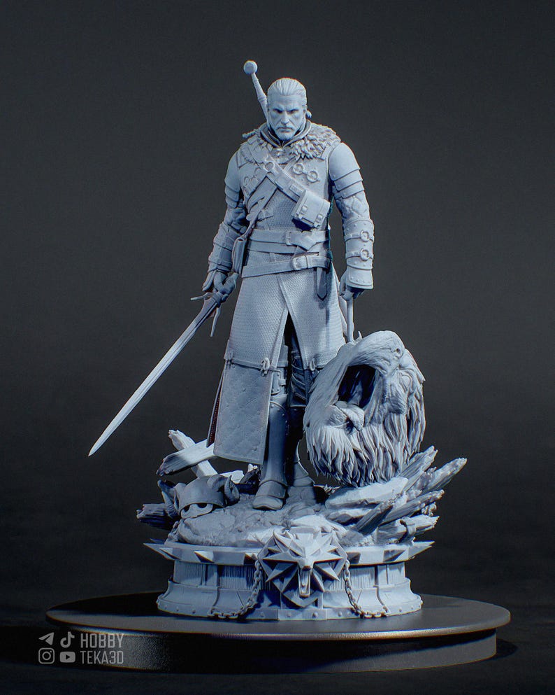 Puede incluir: Una figura impresa en 3D de color gris claro de un guerrero con cabello largo, vistiendo armadura texturizada y cuello de piel, sosteniendo una espada y junto a una cabeza de monstruo cortada sobre una base con un medall&oacute;n de lobo y HOBBY TEKA3D.