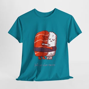愛らしい寿司ラブTシャツ、面白い寿司Tシャツ、かわいいグルメギフト、ユニセックスコットンTシャツ、寿司愛好家のためのユーモアシャツ、バレンタインデーギフト