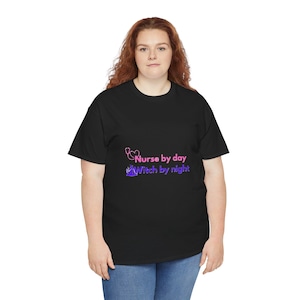 T Shirt Divertente per Infermieri - Maglietta Humor Nurse con Frasi Spiritose e Idea Regalo Medici e Operatori Sanitari