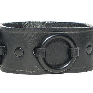 Schwarzes Leder Handgelenk Manschette Armband mit Ringen, Handgemacht