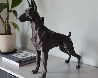 Laag poly Dobermann-beeldhouwwerk – modern geometrisch waakhondstandbeeld in 3D-geprint polygoonontwerp, beeldje woondecoratie