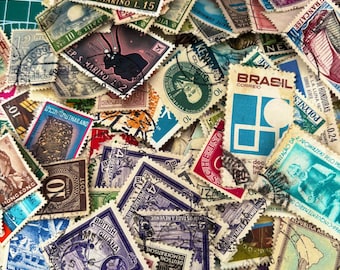 Más de 100 sellos antiguos del mundo, efímeras con matasellos para revistas basura y álbumes de recortes.