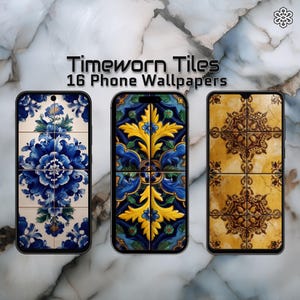 Peut inclure: Trois smartphones affichant des fonds d'écran sur le thème des carreaux. Les fonds d'écran présentent des motifs floraux et géométriques bleus, jaunes et bruns. Le texte "Timeworn Tiles 16 Phone Wallpapers" est affiché au-dessus des téléphones.