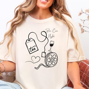 Camiseta de comedia romántica, camiseta acogedora para noche de cine con diseño de bolsita de té.