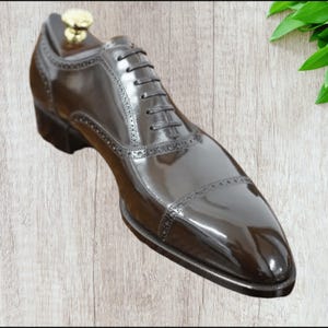 Handcrafted men&#39;s genuine brown leather Oxford lace up toe cap dress shoes