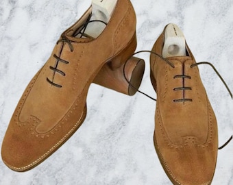 Zapatos brogue beige con punta de ala hechos a mano: moda formal masculina