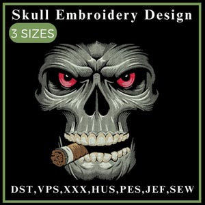 Op de afbeelding: Borduurontwerp van een schedel met rode ogen en een sigaar, tegen een zwarte achtergrond. Het ontwerp is in grijstinten en bruin. Tekst luidt "Skull Embroidery Design" en "3 SIZES".