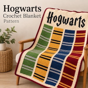 以下が含まれることがあります： 上部にHogwartsの文字が編み込まれたかぎ針編みのブランケット。緑、黄、青、赤の4つの縦パネルにはそれぞれ横縞模様が入っています。ブランケットはクリーム色の背景で、縁は濃い赤色です。