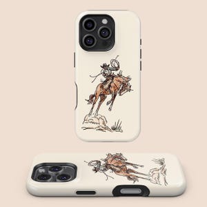 Könnte beinhalten: Cremefarbene Handyhülle mit einer Skizze eines Cowboys auf einem wilden Pferd. Der Cowboy trägt einen Hut und hält einen Lasso. Das Pferd ist braun, und der Hintergrund ist hellbeige. Die Hülle hat ein schwarzes Kameramodul.