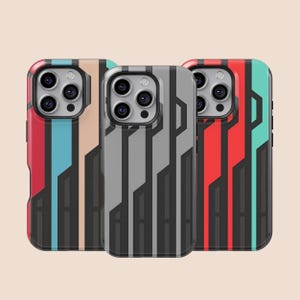 Op de afbeelding: Drie telefoonhoesjes met geometrische patronen. De hoesjes combineren rood, turquoise, grijs en zwart. Ze hebben een beschermend ontwerp met verhoogde randen rond de cameralenzen.