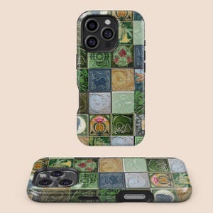 Pode incluir: Duas capas de telemóvel com um padrão repetitivo de azulejos quadrados em tons de verde, azul e bege. Cada azulejo apresenta um design floral ou animal diferente. As capas são mostradas contra um fundo neutro.