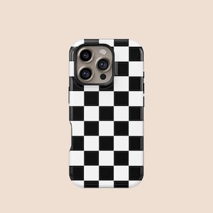 Pode incluir: Uma capa de telefone xadrez em preto e branco. A capa tem um acabamento brilhante e um padrão quadrado. As lentes da câmera são visíveis na parte superior. A capa foi projetada para um smartphone.