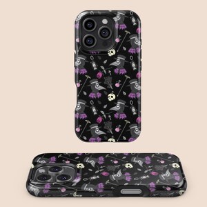 Puede incluir: Funda de teléfono negra con un patrón repetido de figuras de médico de la peste, calaveras, rosas y botellas de pociones en morado, blanco y rosa. La funda se muestra desde dos ángulos, uno vertical y otro plano.
