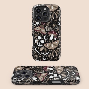 Puede incluir: Funda de teléfono negra con un patrón repetido de polillas, setas, hojas y lunas crecientes. El diseño presenta una paleta de colores marrón, blanco y burdeos sobre un fondo negro. La funda se muestra en dos orientaciones.