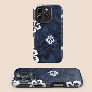 Op de afbeelding: Twee marineblauwe telefoonhoesjes met een wit bloemenpatroon van hibiscus. De hoesjes worden vanuit verschillende hoeken getoond, één rechtop en één plat. De hoesjes hebben een glanzende afwerking en een donkerblauwe cameralens.
