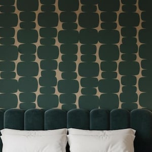 Könnte beinhalten: Modernes Schlafzimmer mit einem tealfarbenen, gepolsterten Bett, weißer Bettwäsche und einer grünen Decke. Das Kopfteil ist hoch und getuftet. Die Wand hinter dem Bett hat ein grünes und beiges geometrisches Muster.