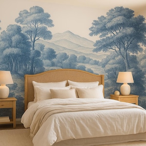 Papel de parede com mural cênico Blue Toile – Design vintage de árvores e montanhas para um quarto elegante