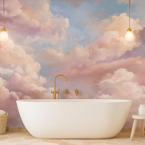 Könnte beinhalten: Ein Badezimmer mit einer großen, weißen, ovalen Badewanne, goldenen Armaturen und einem Wolken-Wandbild. Zwei Pendelleuchten hängen darüber. Ein kleiner Holzschemel und ein Weidenkorb mit Handtüchern sind ebenfalls vorhanden.