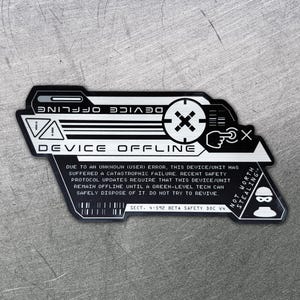 以下が含まれることがあります： 「DEVICE OFFLINE」の文字と警告記号が描かれた白黒のステッカー。デバイスエラーと安全プロトコルを詳述する追加テキストが含まれています。デザインは未来的な、テクノロジーにインスパイアされた美学を持っています。