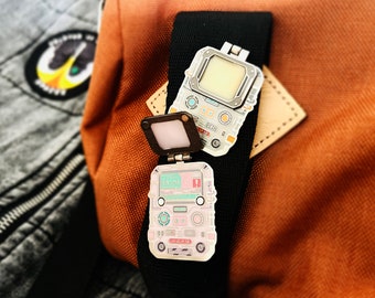 Astropunk Vintage Tech Emaille Pin - Retrofuturistisches Design Anstecknadel / Abzeichen - Einzigartiges Sci-fi Klapppin Geschenk