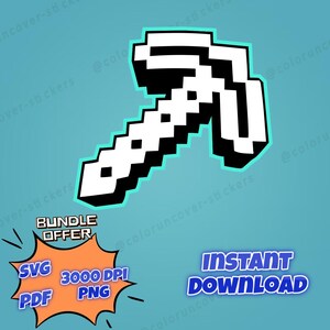 Può includere: Una piccozza pixelata bianca su uno sfondo blu chiaro. La piccozza è uno strumento popolare nel videogioco Minecraft. L'immagine include il testo "BUNDLE OFFER", "SVG", "PDF", "3000 DPI", "PNG", e "INSTANT DOWNLOAD".
