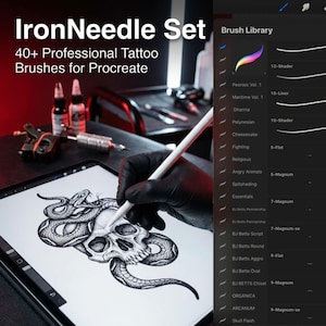 Könnte beinhalten: Werbung für das IronNeedle Set, eine Sammlung von über 40 professionellen Tattoo-Pinseln für Procreate. Das Bild zeigt ein Tablet mit einem Tattoo-Design von Schädel und Schlange, mit einer Hand, die einen Stift benutzt. Tattoo-Ausrüstung und Tintenflaschen sind ebenfalls zu sehen.