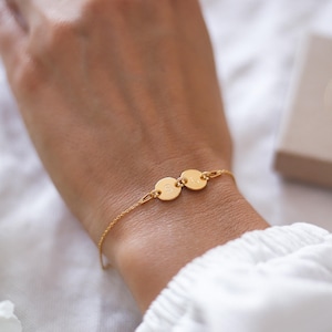 Pulsera personalizada de dos discos, pulsera con dos iniciales estampadas a mano, regalo para ella, pulsera personalizada para cumpleaños, pulsera de la amistad