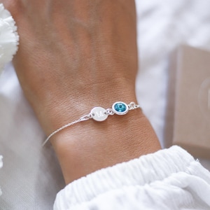 Bracciale personalizzato con pietra portafortuna – Argento Sterling, iniziale e ciondolo con pietra portafortuna stampati a mano, regalo di compleanno per lei, in confezione regalo.