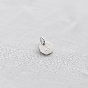 Disco inicial - Joya complementaria, Charm inicial, Plata de ley, Oro vermeil de 24 quilates, 0,8 cm, Charm con letra de 1 cm, Estampado a mano, Personalizado