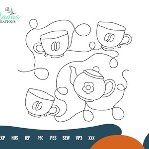 Op de afbeelding: Een zwart-wit borduurontwerp met drie koffiekopjes met boonmotieven en een centrale theepot met een bloemdetail, verbonden door kronkelende lijnen. De tekst Maans Creations staat in de linkerbovenhoek van de afbeelding.