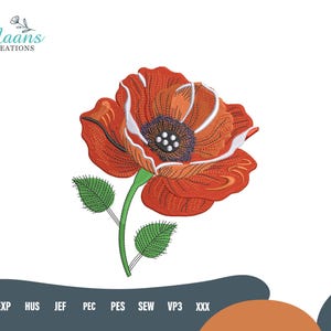 Könnte beinhalten: Eine Stickerei einer roten Mohnblume mit weißen Akzenten und einem dunklen Zentrum. Die Blume hat grüne Blätter und einen grünen Stiel. Das Bild enthält den Text "Maans Creations" in der oberen linken Ecke.