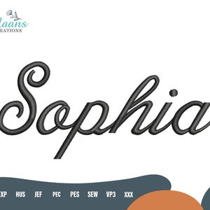 Peut inclure: Écriture brodée noire du nom "Sophia" sur fond blanc. Le mot est en cursive avec une volute décorative sur la première lettre. L'image comprend le texte "Maans Creations" et des abréviations de type de fichier.