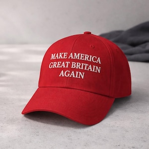 Puede incluir: Gorra de béisbol roja con visera curva. La gorra muestra el texto blanco "MAKE AMERICA GREAT BRITAIN AGAIN". La gorra está hecha de un material resistente y tiene una parte superior redondeada.