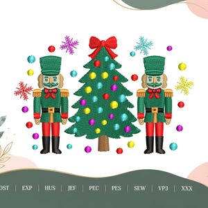 Può includere: Un disegno per ricamo con un albero di Natale verde centrale decorato con ornamenti colorati e un fiocco rosso, affiancato da due schiaccianoci in uniformi verdi e rosse. Fiocchi di neve e piccoli cerchi sparsi circondano la scena centrale.