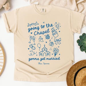 Maglietta personalizzata &quot;Going to the Chapel&quot;, maglietta da sposa Comfort Colors®, maglietta da addio al nubilato Coquette Doodle, regalo per festa di nozze, maglietta da futura sposa