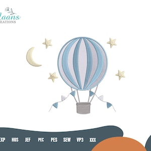 Puede incluir: Un diseño bordado con un globo aerostático a rayas azules y blancas, una luna creciente y estrellas doradas. Una cesta cuelga debajo del globo, con pequeñas banderolas. El logotipo "Maans Creations" está en la esquina superior izquierda.