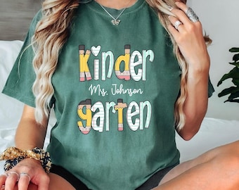 Comfort Colors® Kindergarten Lehrerin T-Shirt, Benutzerdefinierte Unterricht T-Shirt, Lehrer-Team Back to School Shirt, Geschenk für neue Lehrer, Klassenzimmer Outfit
