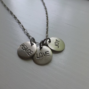 Frieden, Liebe, Freude, von Hand gestempelt Metall Kettenanhänger, Abschlussgeschenk, inspirierend Sprichwort, High School, Ermutigung
