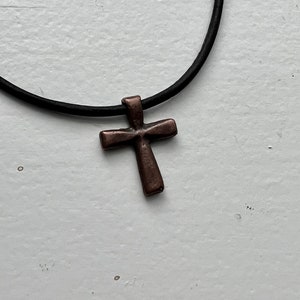 collier croix, cuivre, ne ternit pas, cuir noir, garçons, filles, hommes, femmes, unisexe, cadeau, design simple, fabriqué dans le Minnesota, Wonderkath