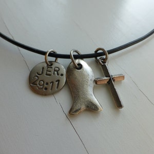cadeau de confirmation, garçon ou fille d’adolescence, pour lui ou elle, croix d’argent, pendentif estampillé à la main personnalisé, collier en cuir noir symbole de poisson chrétien