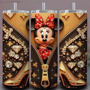 Puede incluir: Tres vasos de acero inoxidable con un diseño de Minnie Mouse. El diseño presenta a Minnie Mouse con un lazo y un vestido rojos, con una cremallera dorada, tacones altos y detalles de diamantes. El fondo es dorado y negro.