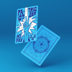 Puede incluir: Dos cartas azules con gráficos blancos y azules. Una carta presenta una mano con un ojo en la palma y el texto "PACT TRIGGER AT UPKEEP PAY". La otra carta tiene un diseño circular con una estrella en el centro. Las cartas flotan sobre un fondo azul.