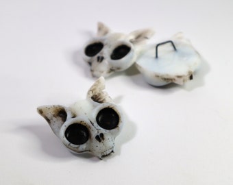 TAXIDERMY large resin cat skull toggle shank buttons