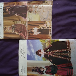 以下が含まれることがあります： 人形用のヴィンテージのヴォーグクラフトの裁縫パターン2つ。左側のパターンは9759番、右側のパターンは9917番。どちらのパターンも、豪華なガウンを着た人形のイラストが描かれています。