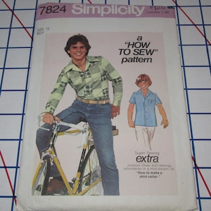 Pode incluir: Um padrão de costura vintage da Simplicity para uma camisa de menino, tamanho 12. O padrão inclui instruções sobre como costurar uma gola de camisa. A capa do padrão apresenta um jovem vestindo uma camisa xadrez e jeans, andando de bicicleta.