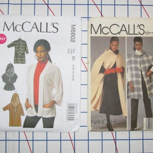 Peut inclure: Deux patrons de couture pour vêtements féminins. Le patron de gauche est pour un cardigan blanc avec des poches et le patron de droite est pour une cape à motif écossais. Le patron de gauche est McCall's M6802 et le patron de droite est McCall's 8799.